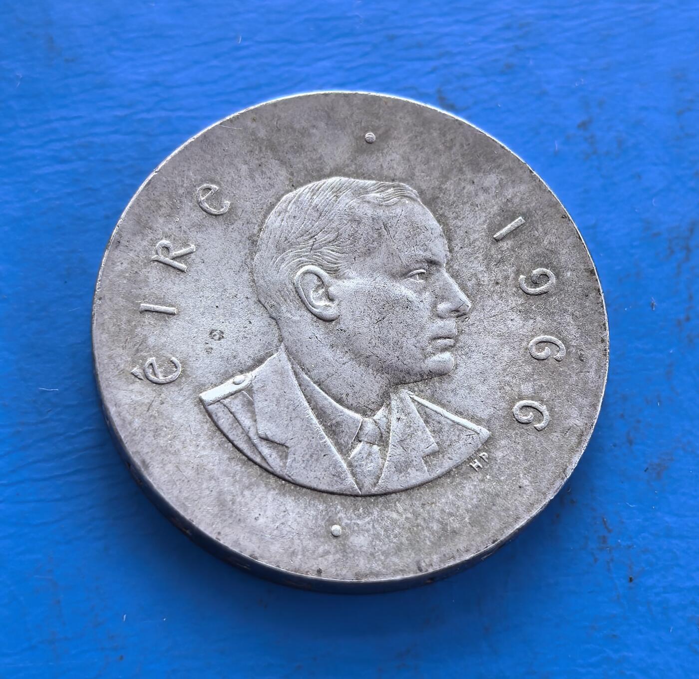 外国优质老铜币高银银币，周六九点倒数截拍，满百包邮，持续收拍 爱尔兰1966 年 6 先令银币，纪念复活节起义 50 周年，承载民族独立抗争记忆。正面人物肖像、背面雕塑，银质包浆。融艺术与历史符号，见证关键历史节点，存世因纪念属性更显珍贵，是解码爱尔兰近代史与币艺的独特标本 。