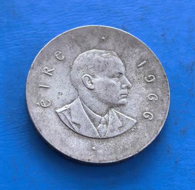 外国优质老铜币高银银币，周六九点倒数截拍，满百包邮，持续收拍 - 爱尔兰1966 年 6 先令银币，纪念复活节起义 50 周年，承载民族独立抗争记忆。正面人物肖像、背面雕塑，银质包浆。融艺术与历史符号，见证关键历史节点，存世因纪念属性更显珍贵，是解码爱尔兰近代史与币艺的独特标本 。