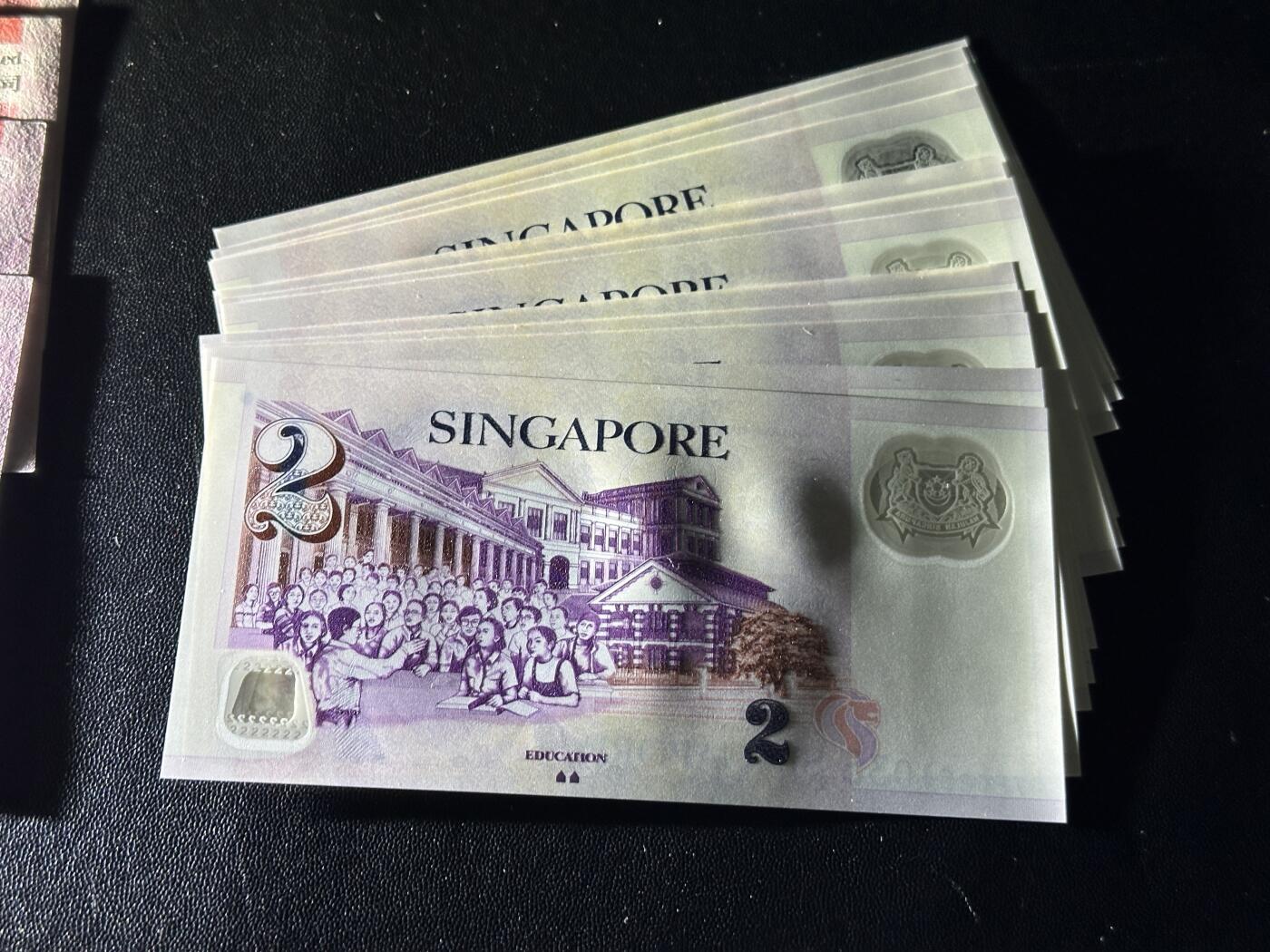 《外钞收藏家》第五百九十八期（2026年新年第一场）（本平台长期征集拍品、欢迎藏友们联系合作） 2010年香港汇丰银行100港币双尾5张+新加坡2元全同号6对 一起全新 有张港币不绝