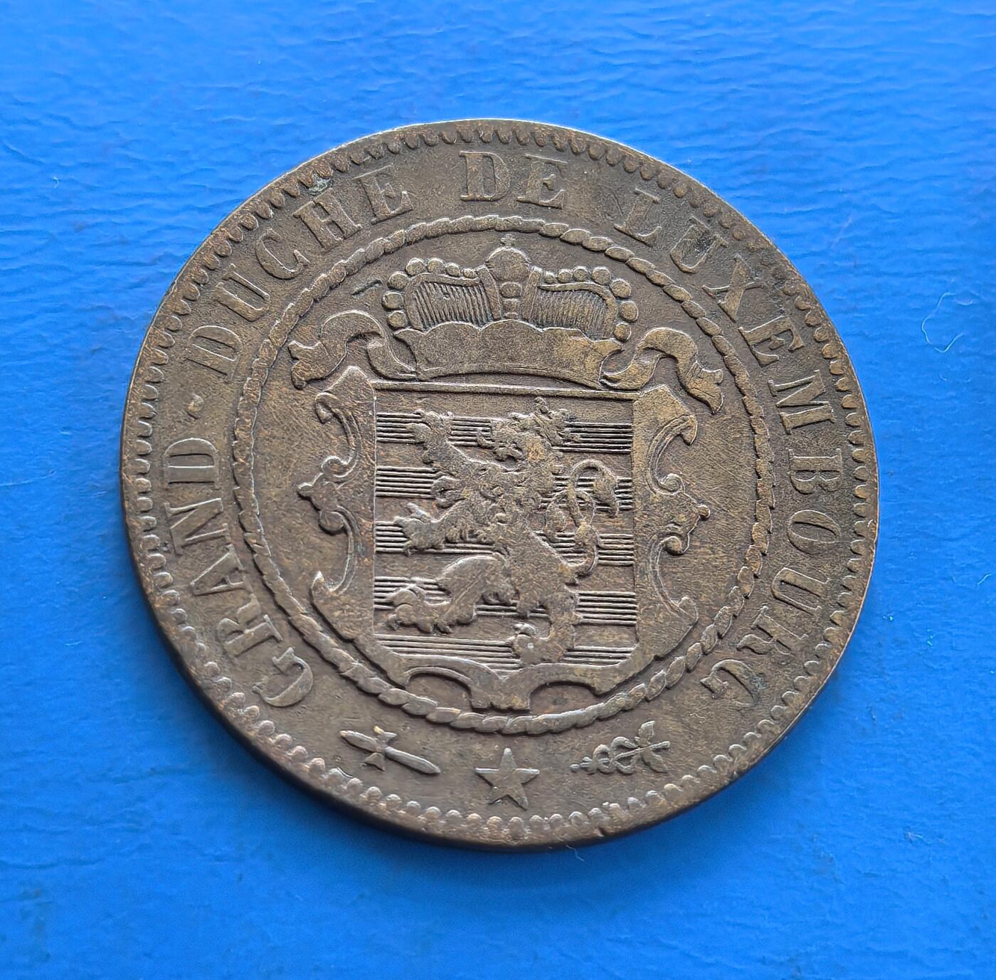 外国优质老铜币高银银币，周六九点倒数截拍，满百包邮，持续收拍 卢森堡大公国 10 生丁铜币，铸于君主制时期，正面花环融橄榄（和平）、橡树（力量）寓意，背面纹章凝王室威严。承载 19 世纪欧陆铸币工艺，存世因岁月流通渐稀。见证小国历史脉络，解码卢森堡过往，藏欧陆小众币艺韵味，是触摸君主制货币符号的独特标本 。