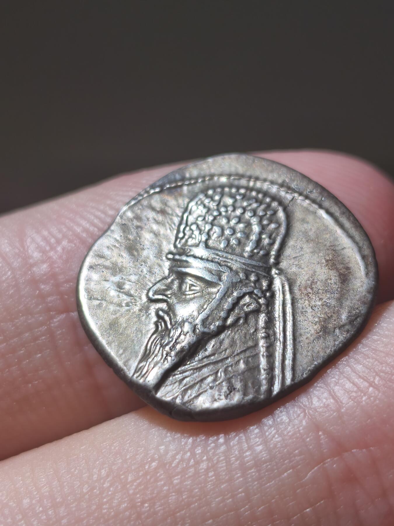 星盘世界钱币2026一月十日新年古典精品大拍 精彩纷呈 极品！帕提亚 - 米特拉达梯二世（公元前123–前88年）1德拉克马银币  埃克巴塔纳（Ecbatane）造币厂，这一枚真的非常漂亮，打制流淌纹非常清晰，而且正背面打的非常全美