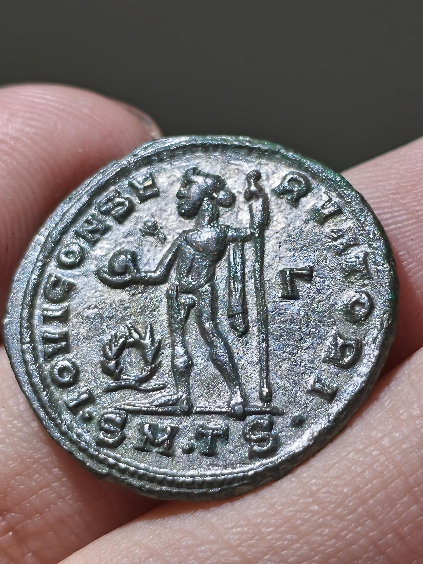 星盘世界钱币2026一月十日新年古典精品大拍 精彩纷呈 极美品！ 罗马帝国 公元312年 马克西米努斯二世 大富利铜币，这枚枚银层保留的还算不错，带有淡淡的薄锈，非常漂亮的状态，这一版头像比较有意思，喜欢的朋友可以去凑一套马克西米努斯二世的头像