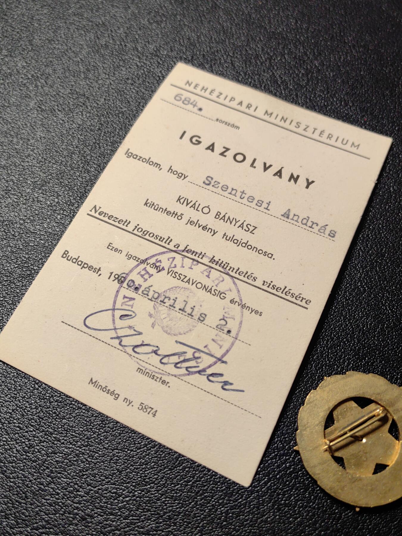 靖甫拍卖新拍第一场 匈牙利优秀矿工证章带证 铜真珐琅