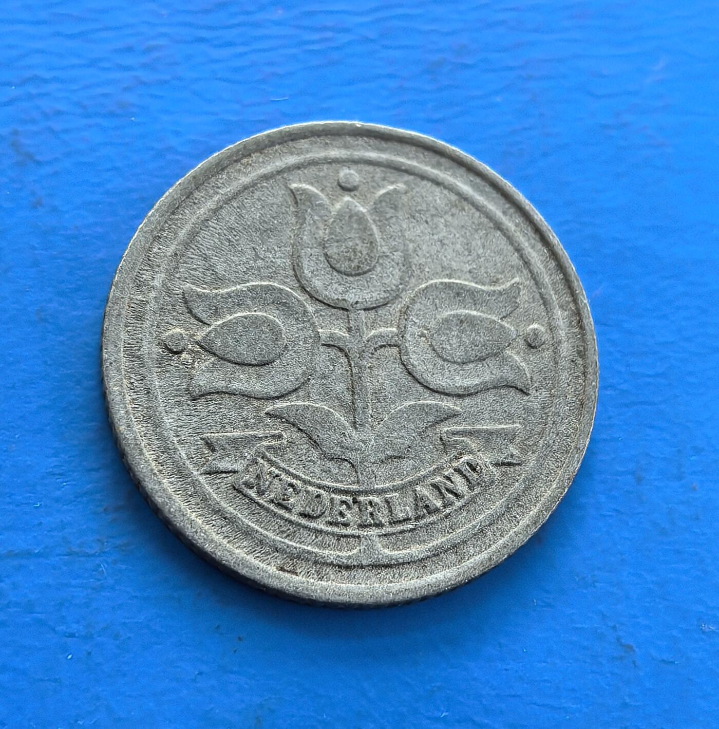 外国优质老铜币高银银币，周六九点倒数截拍，满百包邮，持续收拍 荷兰 1942 年10 分，铸于二战被占期，锌质包浆凝战火痕迹。背面郁金香（荷兰象征），正面面值纪年，见证战时经济与文化交融。存世因战争损耗渐稀，属二战欧币标本，解码荷兰苦难岁月，收藏融历史符号与地域意趣