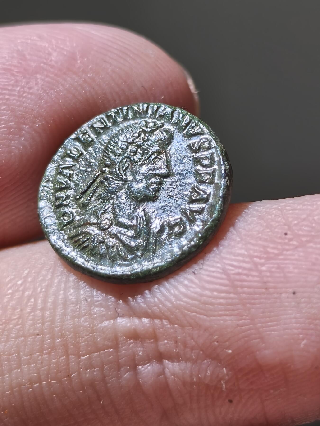 星盘世界钱币2026一月十日新年古典精品大拍 精彩纷呈 美品！罗马帝国 公元375-392年 瓦伦提尼安二世 AE4铜币，这个品种好评比较难找，此品已经算是非常漂亮了，而且打制非常深，光滑的绿色皮壳