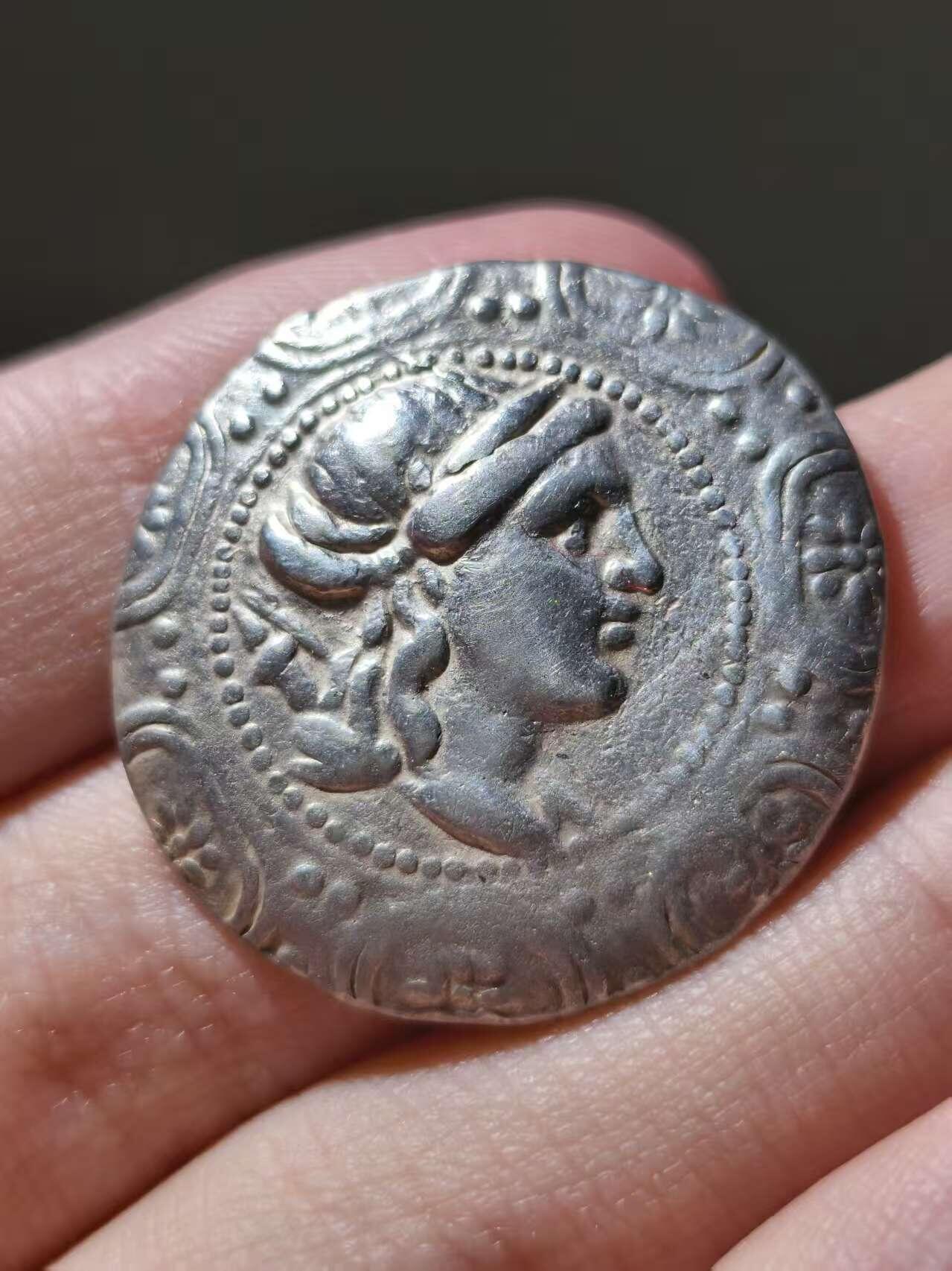 星盘世界钱币2026一月十日新年古典精品大拍 精彩纷呈 热门大精品！古希腊马其顿王国 公元前 167-148 年 月亮女神阿尔忒弥斯 四德拉克马17g大银币，双面打制精美，气势非凡，非常优美的雕刻细节