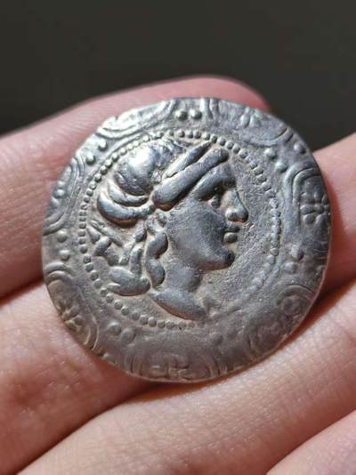 热门大精品！古希腊马其顿王国 公元前 167-148 年 月亮女神阿尔忒弥斯 四德拉克马17g大银币，双面打制精美，气势非凡，非常优美的雕刻细节