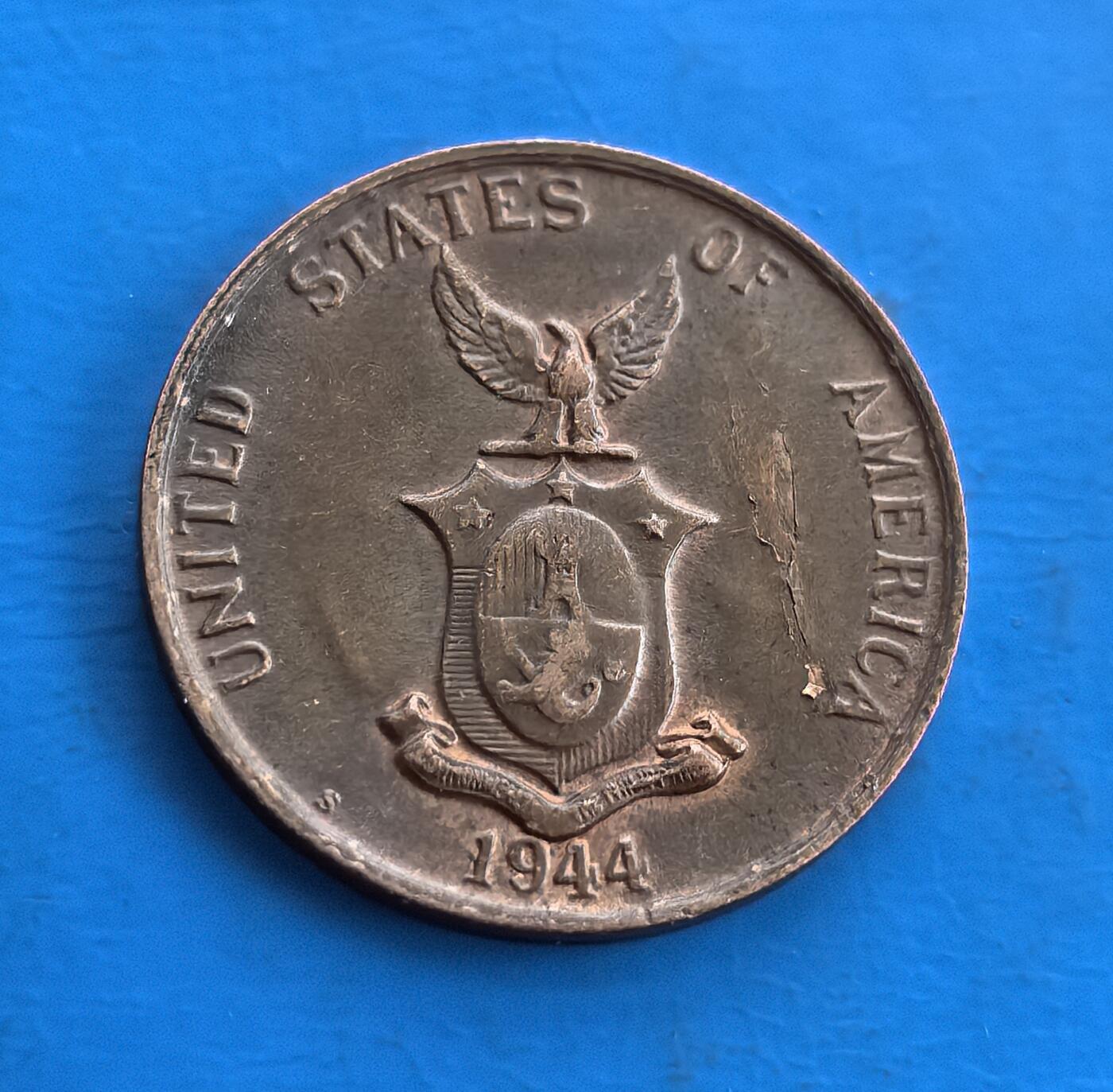 外国优质老铜币高银银币，周六九点倒数截拍，满百包邮，持续收拍 菲律宾1944 年壹分，诞生于二战反攻关键期，见证美属殖民与太平洋战场风云。正面劳动者、火山映本土符号，背面美国鹰徽显殖民印记，包浆凝战争岁月痕。作为 “二战年份” 殖民币，解码美菲战时关联，是军事与钱币收藏串联历史的独特标本，小众却藏厚重时代故事 。