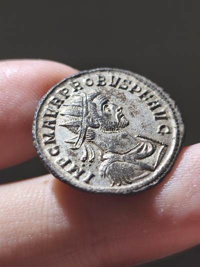 极美品！MS完全未流通！古罗马帝国洗银币 普罗布斯安东尼安努斯 背面罗马神殿，顶级美品，而且这一枚是很少见的类型，它的神殿是六柱神殿，而不是后期那种小小的窄窄的神殿，这一枚的类型在普罗布斯的神殿币里都算是比较不错的品种，而且有这样光度的银层，真的实属罕见了，欧拍至少2600-3000的品相