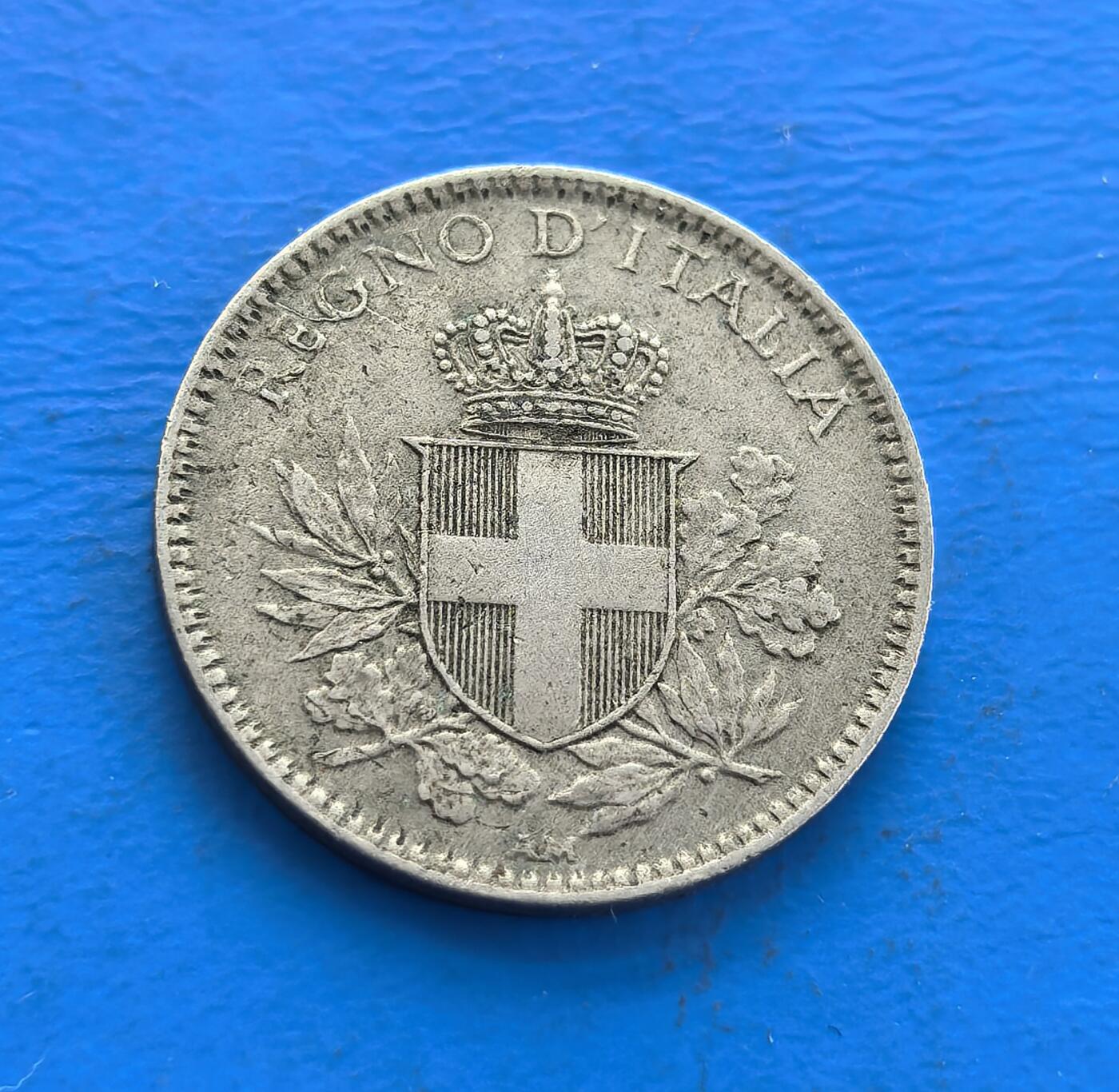 外国优质老铜币高银银币，周六九点倒数截拍，满百包邮，持续收拍 意大利 1918 年20 分，铸于一战尾声的王国时期。正面六边形框嵌面值，花环环饰；背面王室纹章（皇冠、十字盾、橄榄枝），凝萃王权与和平意象。包浆载战火余韵，存世因战争损耗渐稀。作为欧币标本，解码意大利一战脉络，收藏兼具符号张力与时代厚重 。