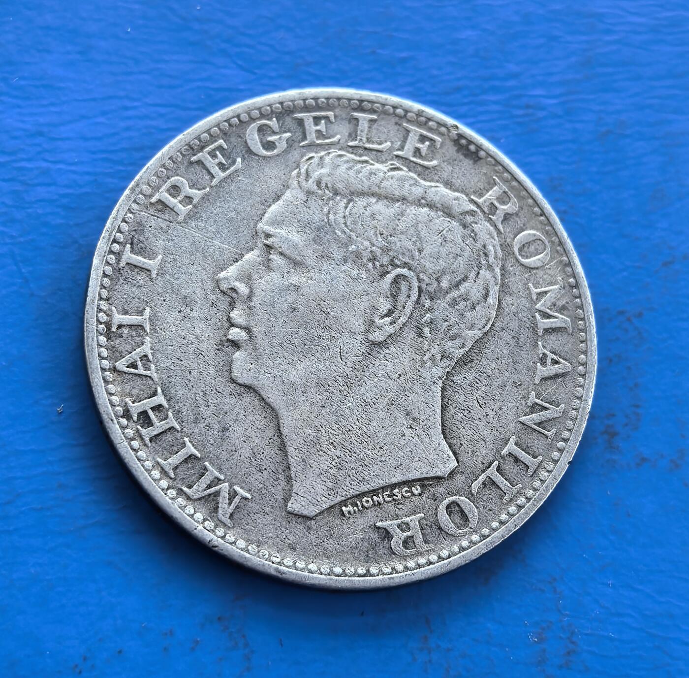 外国优质老铜币高银银币，周六九点倒数截拍，满百包邮，持续收拍 罗马尼亚1944 年 500 列伊银币，铸于二战末期米哈伊一世统治期，正面国王像、背面王室纹章，银质凝战争风云。见证东欧政权跌宕，纹章工艺精湛，因战时铸限存世稀。属王室币与二战史交叉标本，解码罗马尼亚往昔的独特藏物 。