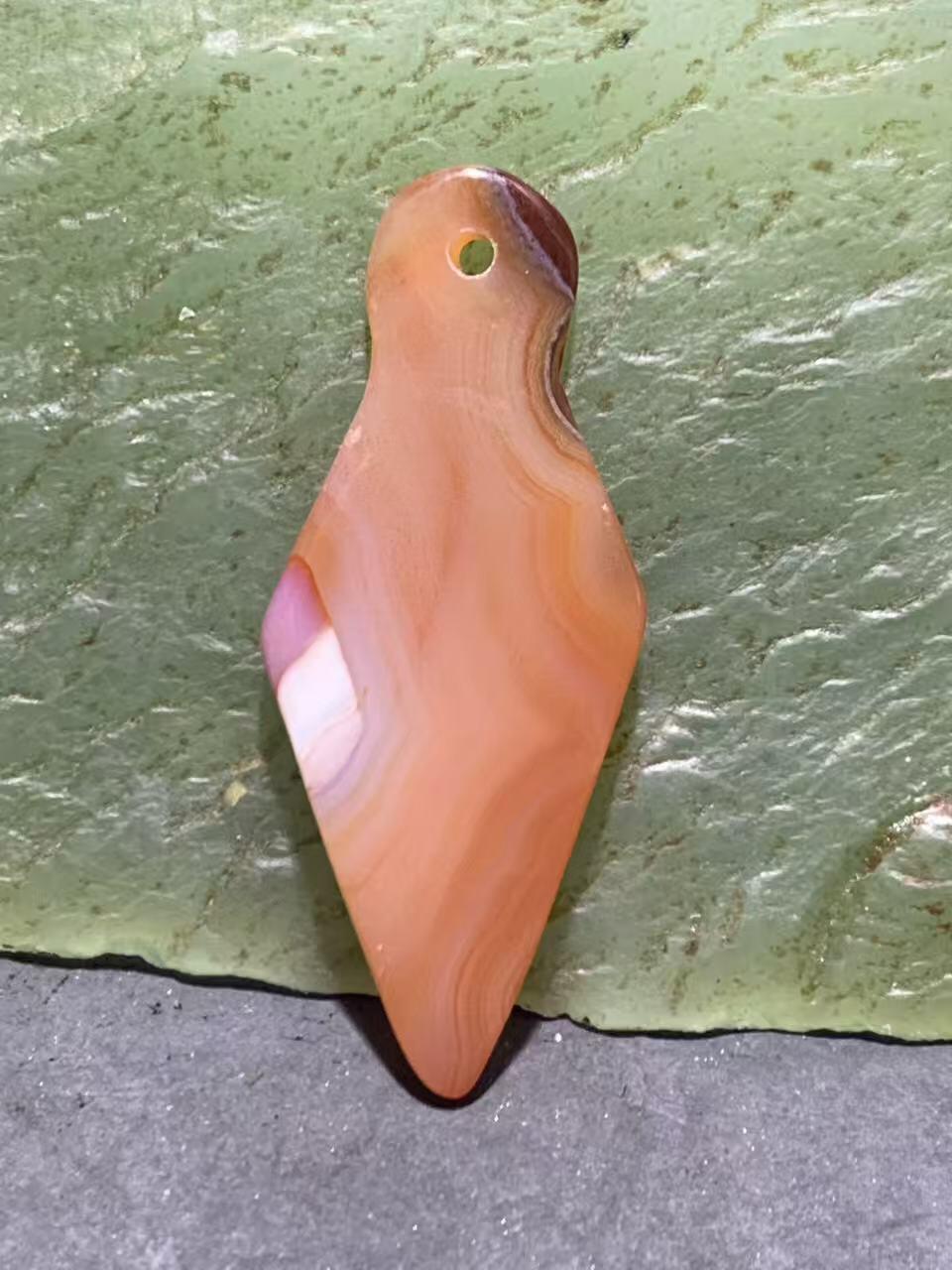 巴西玛瑙飞镖形通货吊坠一个，