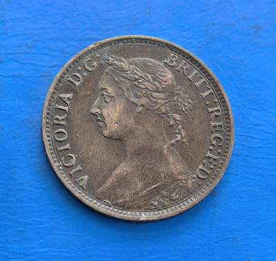 外国优质老铜币高银银币，周六九点倒数截拍，满百包邮，持续收拍 - 英国1893 年 1 法新铜币，铸于维多利亚帝国鼎盛期。正面女王肖像，背面不列颠尼亚坐像（持矛、轮盘，衬灯塔、帆船，凝萃海洋霸权符号）。铜质包浆载百年痕迹，见证殖民巅峰，属英国古典铜币标本，设计融王权与帝国意象，存世渐稀，解码 19 世纪英帝国脉络，收藏兼具历史厚重与艺术意趣 。