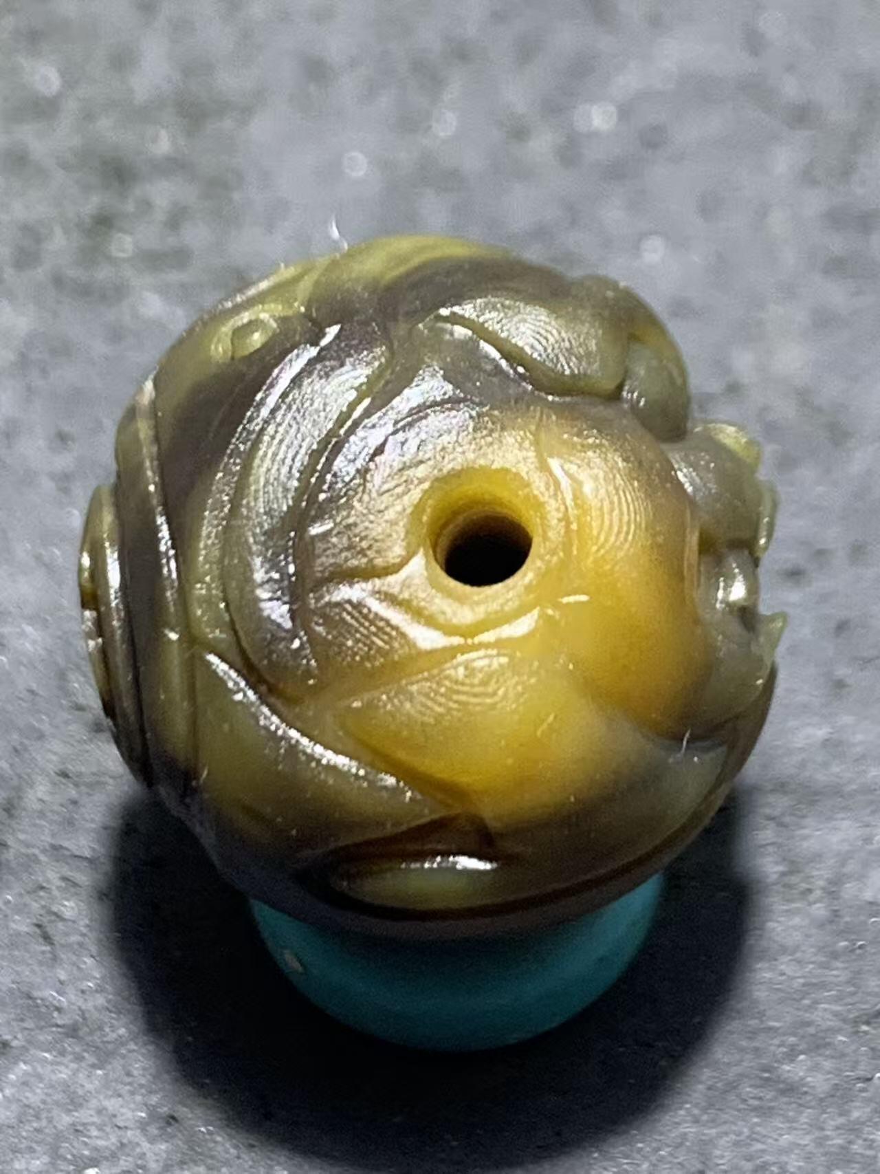 精美亚光冻料战国红玛瑙手工雕刻瑞兽圆珠一颗！