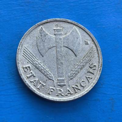 外国优质老铜币高银银币，周六九点倒数截拍，满百包邮，持续收拍 - 维希法国 1943 年50 分币，诞生于二战傀儡政权时期。正面斧与麦穗、背面 “工作・家庭・祖国”，凝萃维希符号。镍质包浆载战时痕，属特殊政权货币标本。解码法国二战分裂史，小众却藏时代矛盾，是研究战时政治、拓展收藏视野的独特标的，历史厚重与符号意趣交融 。