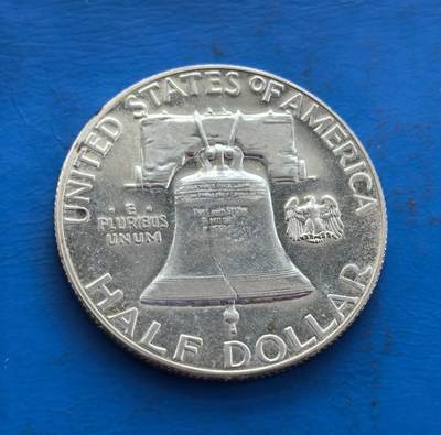 外国优质老铜币高银银币，周六九点倒数截拍，满百包邮，持续收拍 - 少见精制1960 年美国富兰克林半元银币，90% 银质，正面富兰克林肖像（美国精神象征），背面自由钟（独立符号），雕刻精湛。属银本位末期发行，存世因流通渐稀，承载 60 年代美国记忆，融历史符号、工艺价值与金属属性，是解码美式文化的经典藏币 。