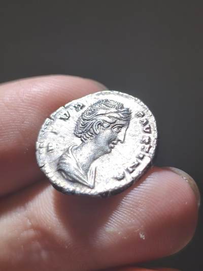 精美！古罗马帝国 - 安娜·伽列里娅·福斯蒂娜 (大福斯蒂娜) 第纳里银币 背面孔雀，这是非常经典的名誉品种，孔雀币也是非常受到藏家追捧的一类型，这一枚无论从表面还是打制来讲，都是绝对可以美美入藏的精品