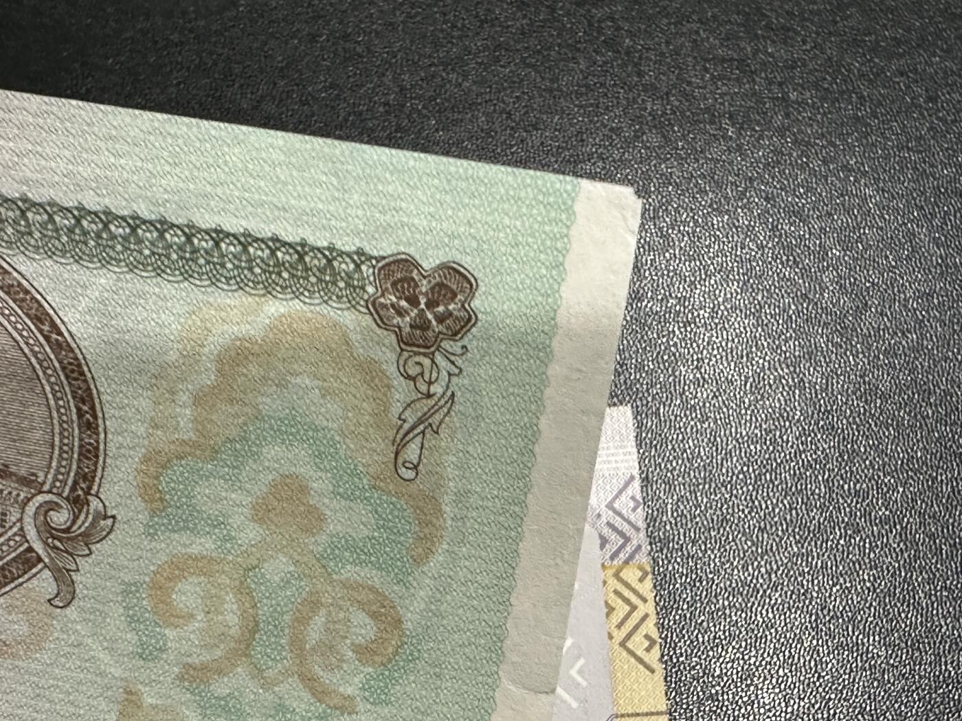 《外钞收藏家》第五百九十八期（2026年新年第一场）（本平台长期征集拍品、欢迎藏友们联系合作） 1992年俄罗斯50卢布+安哥拉5000 2张一起 非全新 品相如图