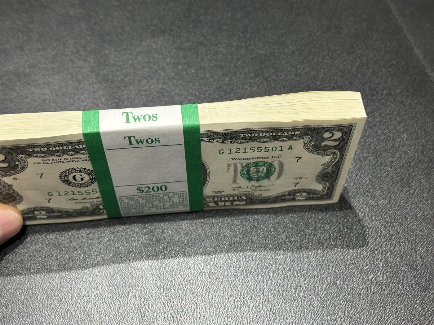 《外钞收藏家》第五百九十八期（2026年新年第一场）（本平台长期征集拍品、欢迎藏友们联系合作） 2013年美国小头版2美元 标准100连号 全新UNC 高位无47 尾501 含5个5