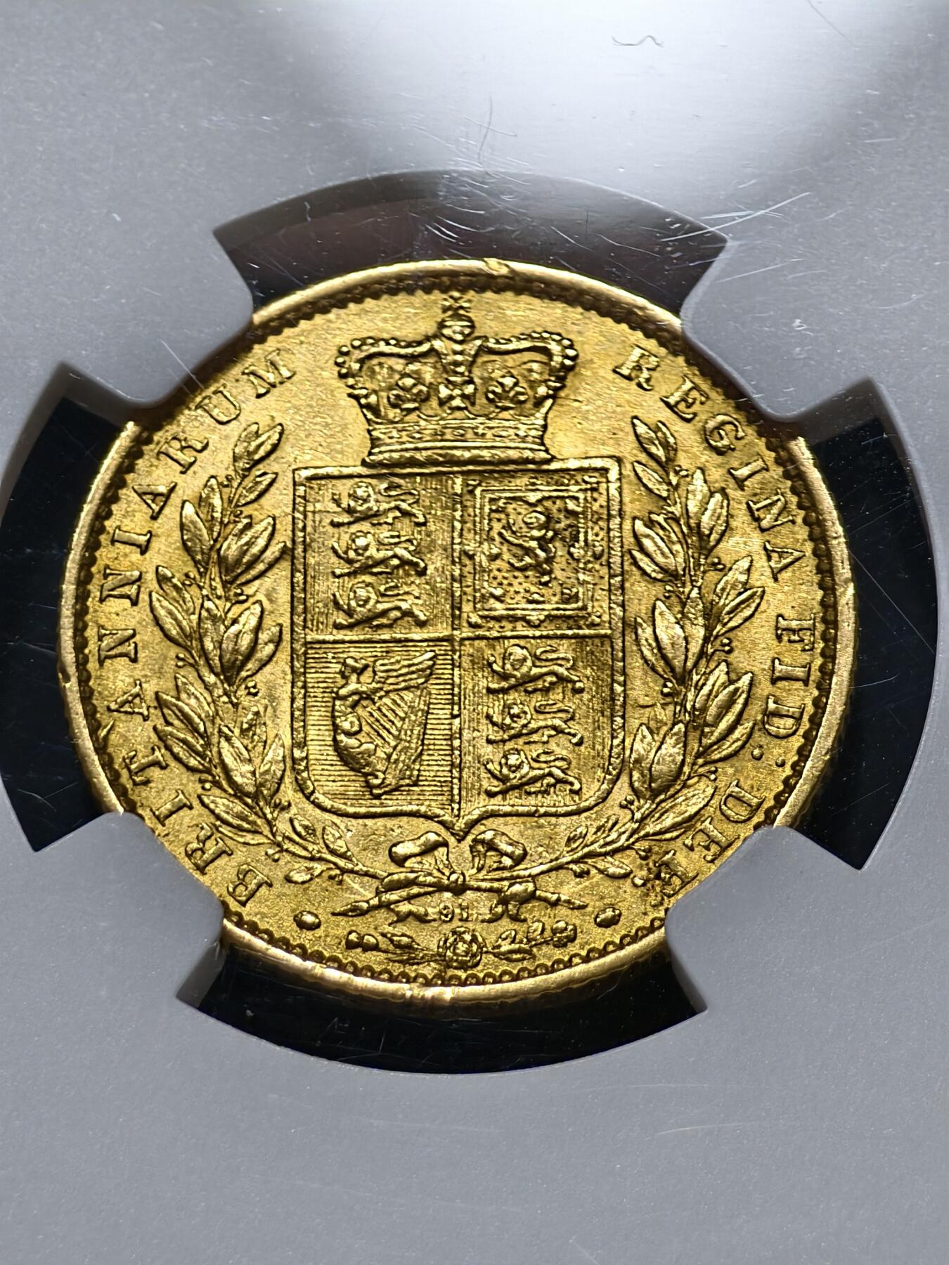 NGC-AU53英国1864年维多利亚女王青年版盾徽金币
