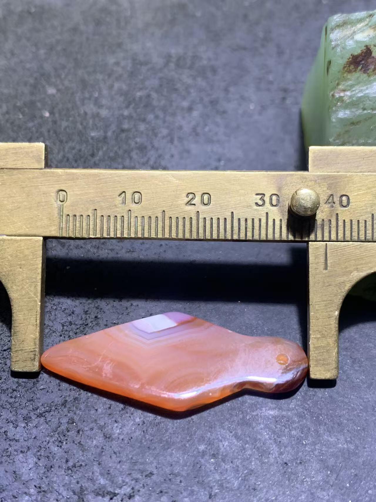 巴西玛瑙飞镖形通货吊坠一个，