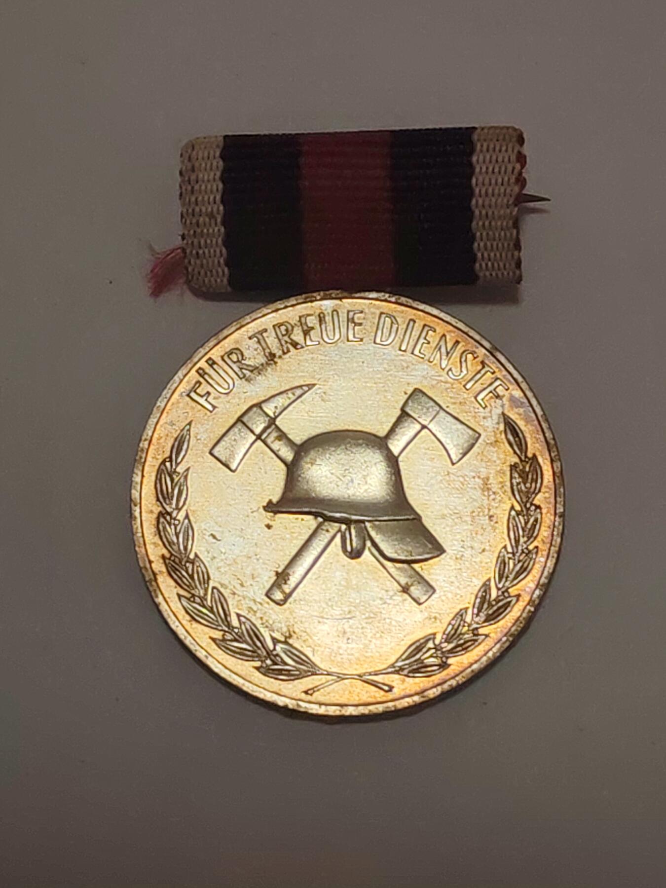 韵星假日拍卖第三十四期 -- Rimey Holidays Auction 34 民主德国银级消防忠诚服务奖章