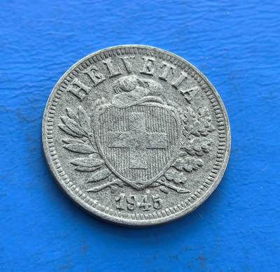 外国优质老铜币高银银币，周六九点倒数截拍，满百包邮，持续收拍 - 瑞士1945 年 2 分，诞生于二战终结时刻，中立国背景独特。正面国徽（十字盾、花环）与 “HELVETIA”（瑞士拉丁名）呼应，背面橄榄枝环饰面值，凝萃和平寓意。铜镍包浆载战后余韵，设计简约却藏时代厚重，见证瑞士中立史与二战落幕，是解码欧洲战后脉络、收藏和平符号的独特标的 。