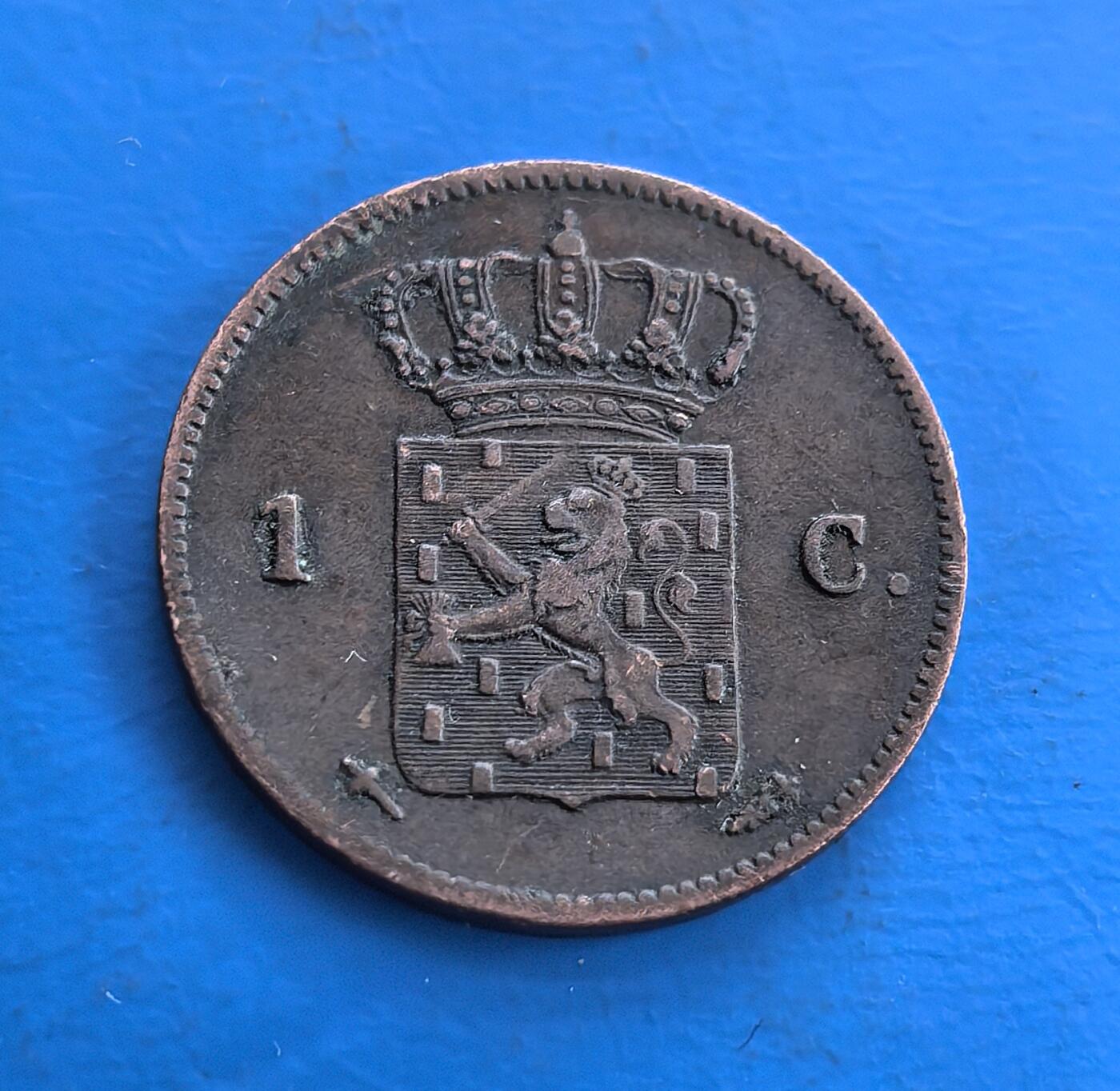 外国优质老铜币高银银币，周六九点倒数截拍，满百包邮，持续收拍 荷兰1863 年威廉三世 1 分铜币，正面皇冠与 “W” 彰显王室威仪，背面持剑雄狮国徽尽显荷兰纹章特色。铸于国王统治期，铜质包浆凝百年岁月。属荷兰早期流通币，承载王室符号与经济脉络，是研究尼德兰君主制、纹章文化的稀有标本，为小众收藏注入地域历史厚重感 。