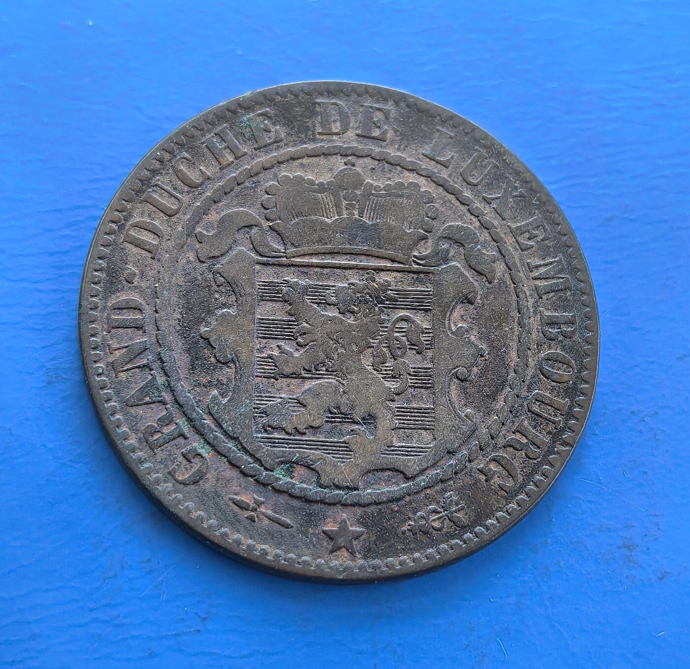 外国优质老铜币高银银币，周六九点倒数截拍，满百包邮，持续收拍 卢森堡大公国1870 年 10 生丁铜币，铸于威廉三世时期，恰逢普法战争前夜，见证欧陆地缘跌宕。正面花环（橄榄 + 橡树，喻和平与力量）环饰面值，背面纹章（雄狮、王冠）凝王权符号，承 19 世纪机制币精湛工艺。存世因岁月稀缺，是解码卢森堡早期历史、收藏欧陆小国货币韵味的独特标本 。