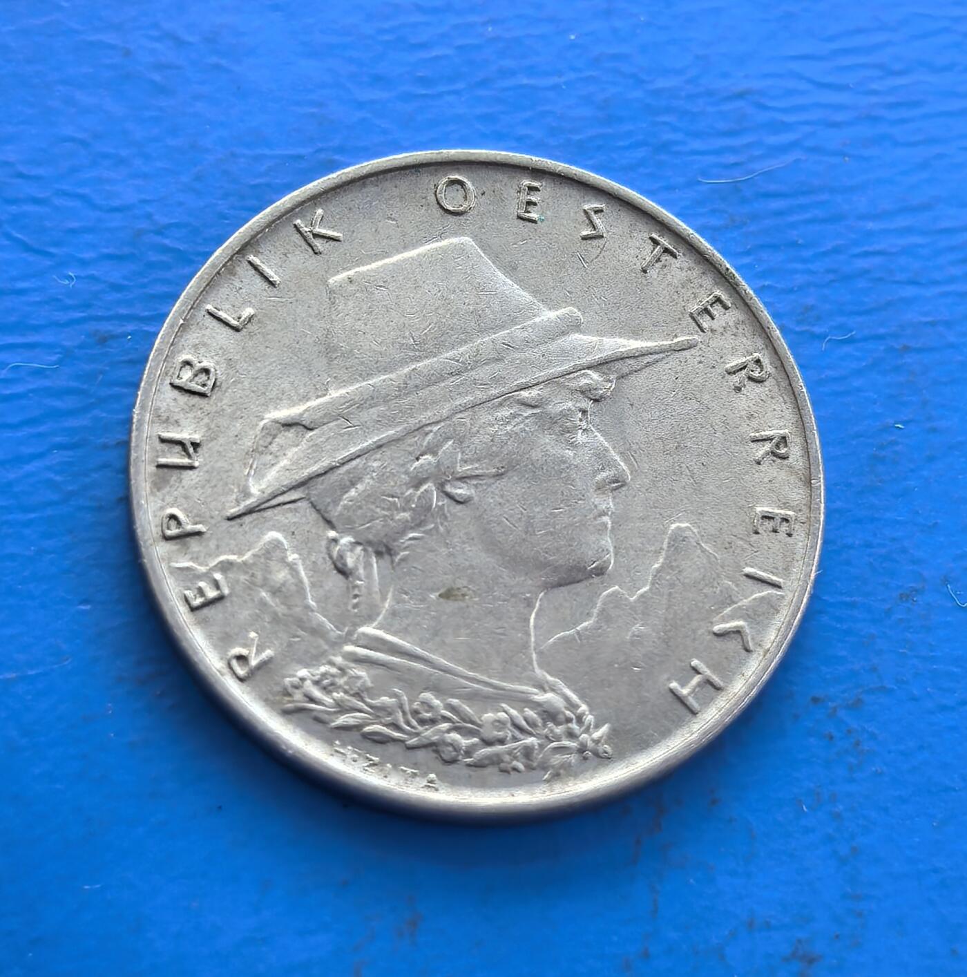 外国优质老铜币高银银币，周六九点倒数截拍，满百包邮，持续收拍 1923 年奥地利第一共和国 10 格罗申，诞生于战后重建期。正面民俗帽饰女性映阿尔卑斯风情，背面雪绒花花环（国花）凝坚韧精神。银质包浆载共和初创脉络，设计融地域符号与艺术，见证奥匈解体后身份重构。属奥地利转型期标本，藏中欧战后文化密码，小众收藏独特标的 。