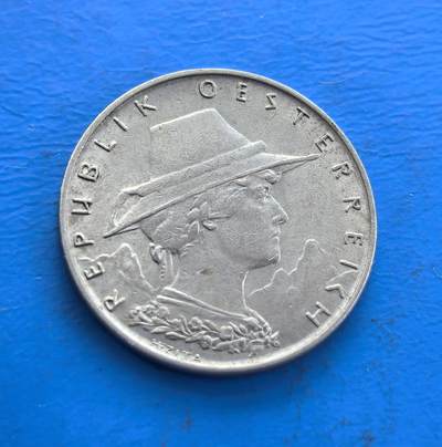 外国优质老铜币高银银币，周六九点倒数截拍，满百包邮，持续收拍 - 1923 年奥地利第一共和国 10 格罗申，诞生于战后重建期。正面民俗帽饰女性映阿尔卑斯风情，背面雪绒花花环（国花）凝坚韧精神。银质包浆载共和初创脉络，设计融地域符号与艺术，见证奥匈解体后身份重构。属奥地利转型期标本，藏中欧战后文化密码，小众收藏独特标的 。