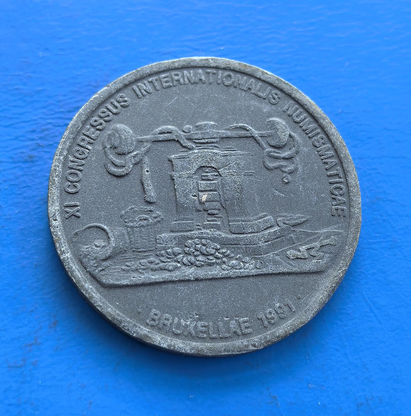 外国优质老铜币高银银币，周六九点倒数截拍，满百包邮，持续收拍 布鲁塞尔1991 年第 11 届国际钱币大会纪念章，聚焦 “欧洲货币单位（ECU，欧元前身）”，背镌拉丁文 “IN TE SPERAMUS”（寄望于你）。见证欧元诞生前夜的货币整合尝试，承载钱币界顶级盛会记忆，设计融学术符号与时代愿景。属货币史与欧洲一体化交叉藏品，存世稀，解码欧元前传的独特标本 。