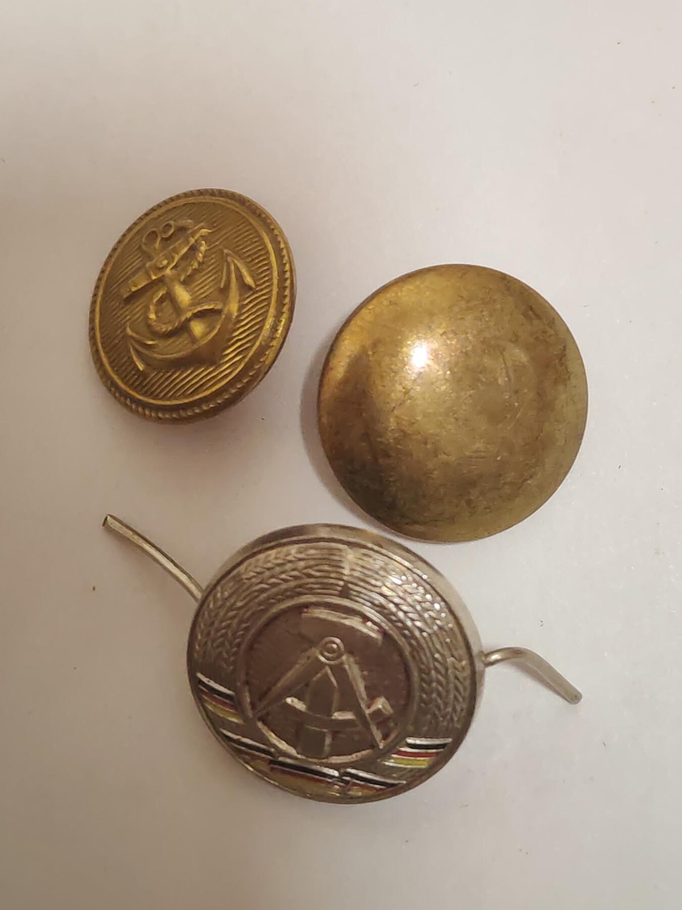 韵星假日拍卖第三十四期 -- Rimey Holidays Auction 34 民主德国扣子与帽徽一组