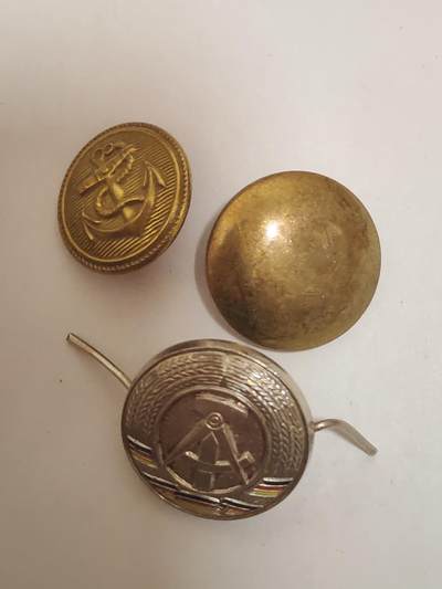 韵星假日拍卖第三十四期 -- Rimey Holidays Auction 34 - 民主德国扣子与帽徽一组