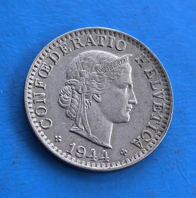 外国优质老铜币高银银币，周六九点倒数截拍，满百包邮，持续收拍 - 瑞士1944 年 20 分，正面镌海尔维蒂亚头像（瑞士象征），背面花环绕 “20”，工艺精致。铸造于二战末期，见证瑞士中立史。币面留存时代痕迹，属瑞士经典流通币，承载联邦文化，为欧洲货币收藏添中立国样本，历史厚重与美学设计交融，小众却藏独特价值 。