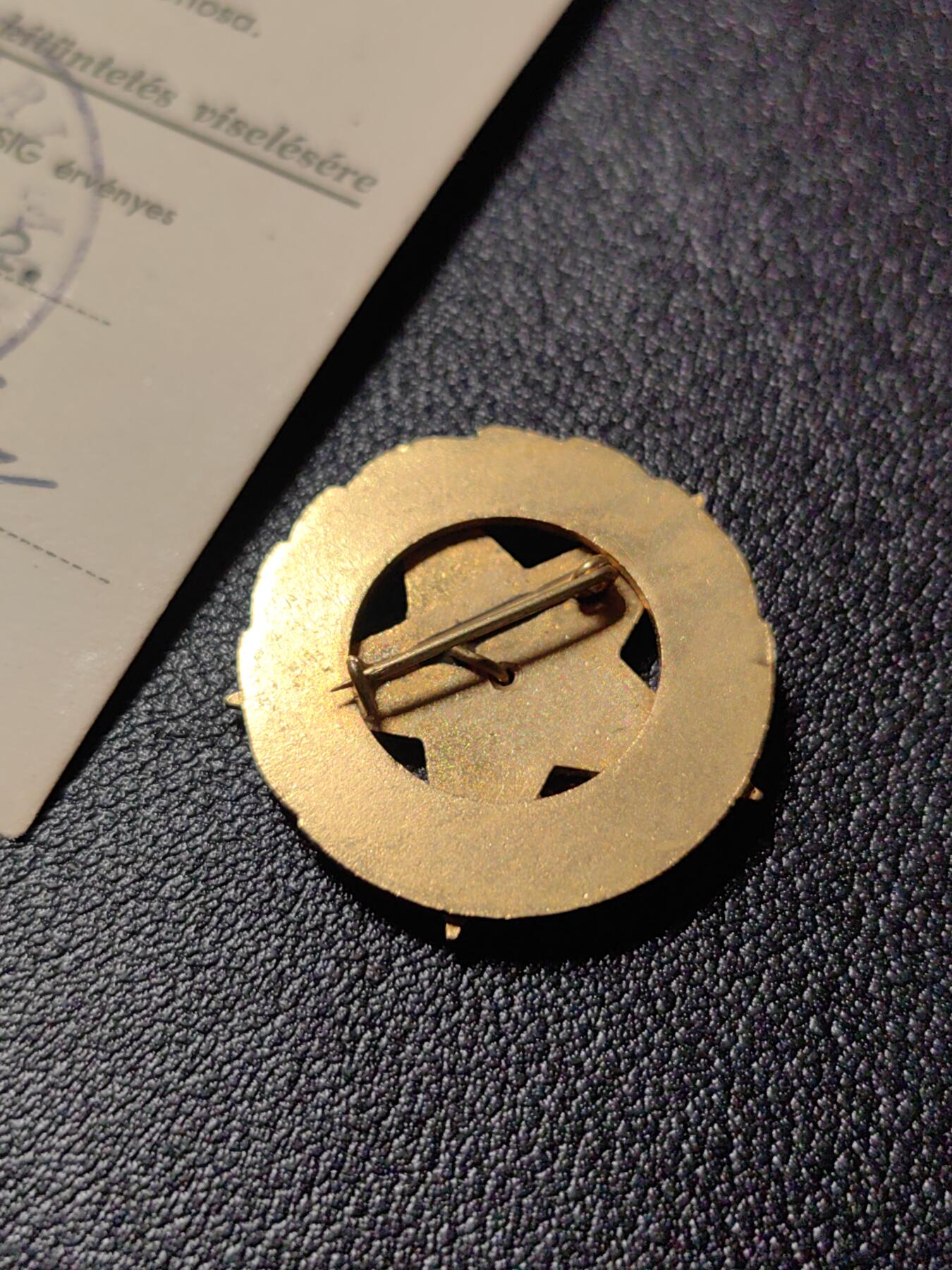 靖甫拍卖新拍第一场 匈牙利优秀矿工证章带证 铜真珐琅