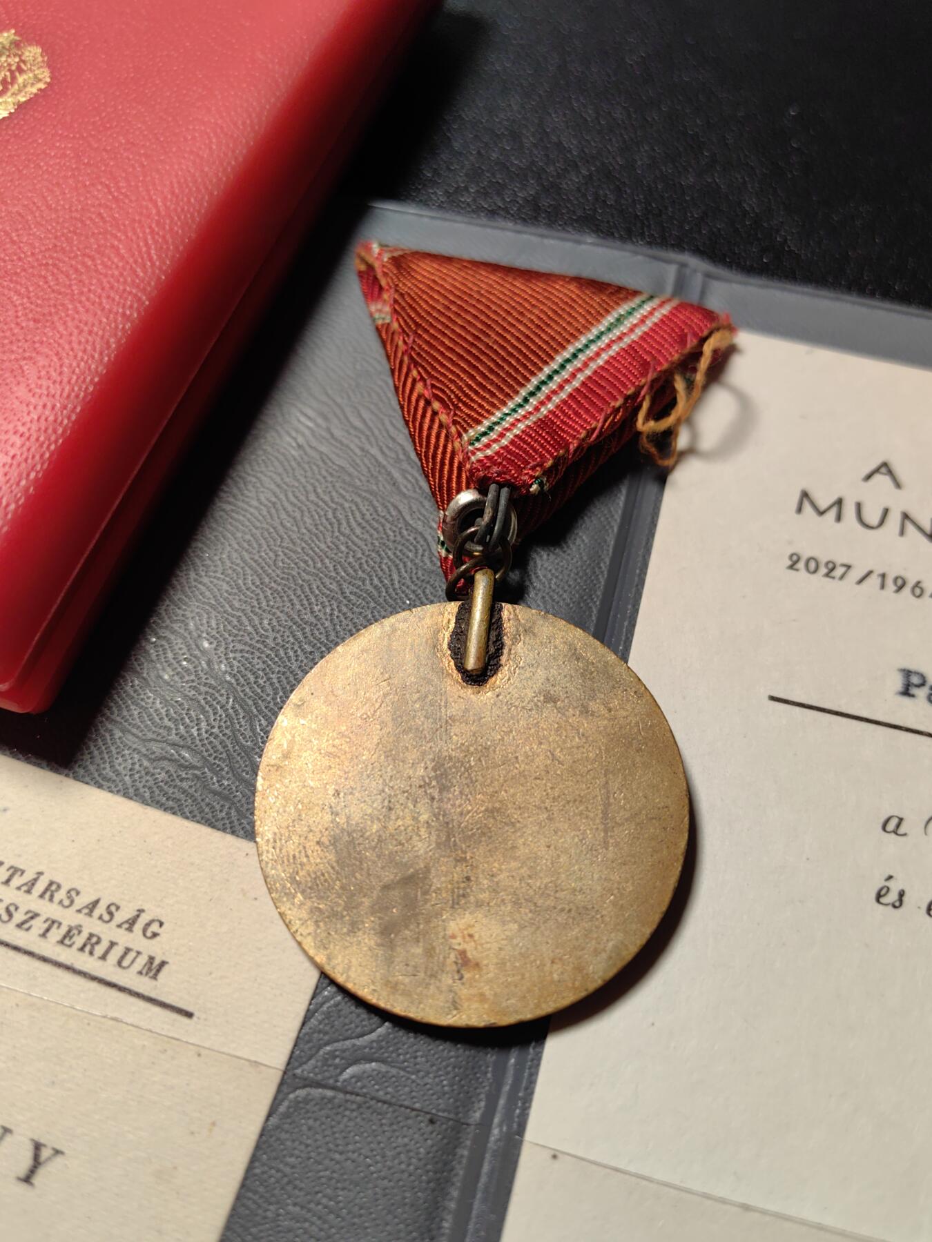 靖甫拍卖新拍第一场 匈牙利人民军15年圆满服役奖章带大小证