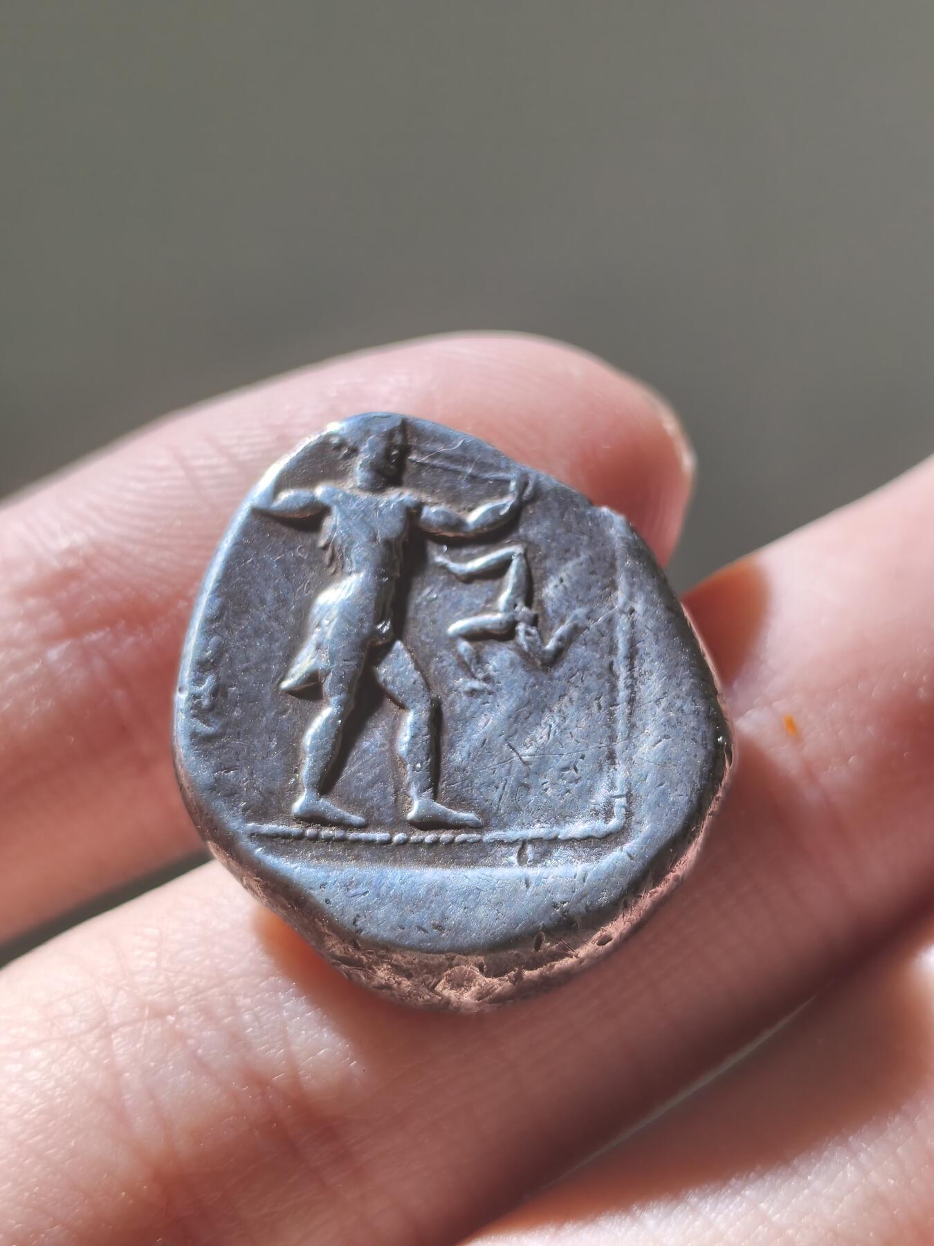 星盘世界钱币2026一月十日新年古典精品大拍 精彩纷呈 古希腊 潘菲利亚地区 公元前4世纪 奥运会摔跤手和投石手 10.7g斯塔特银币正面为两名摔跤手近身缠斗的写实图案