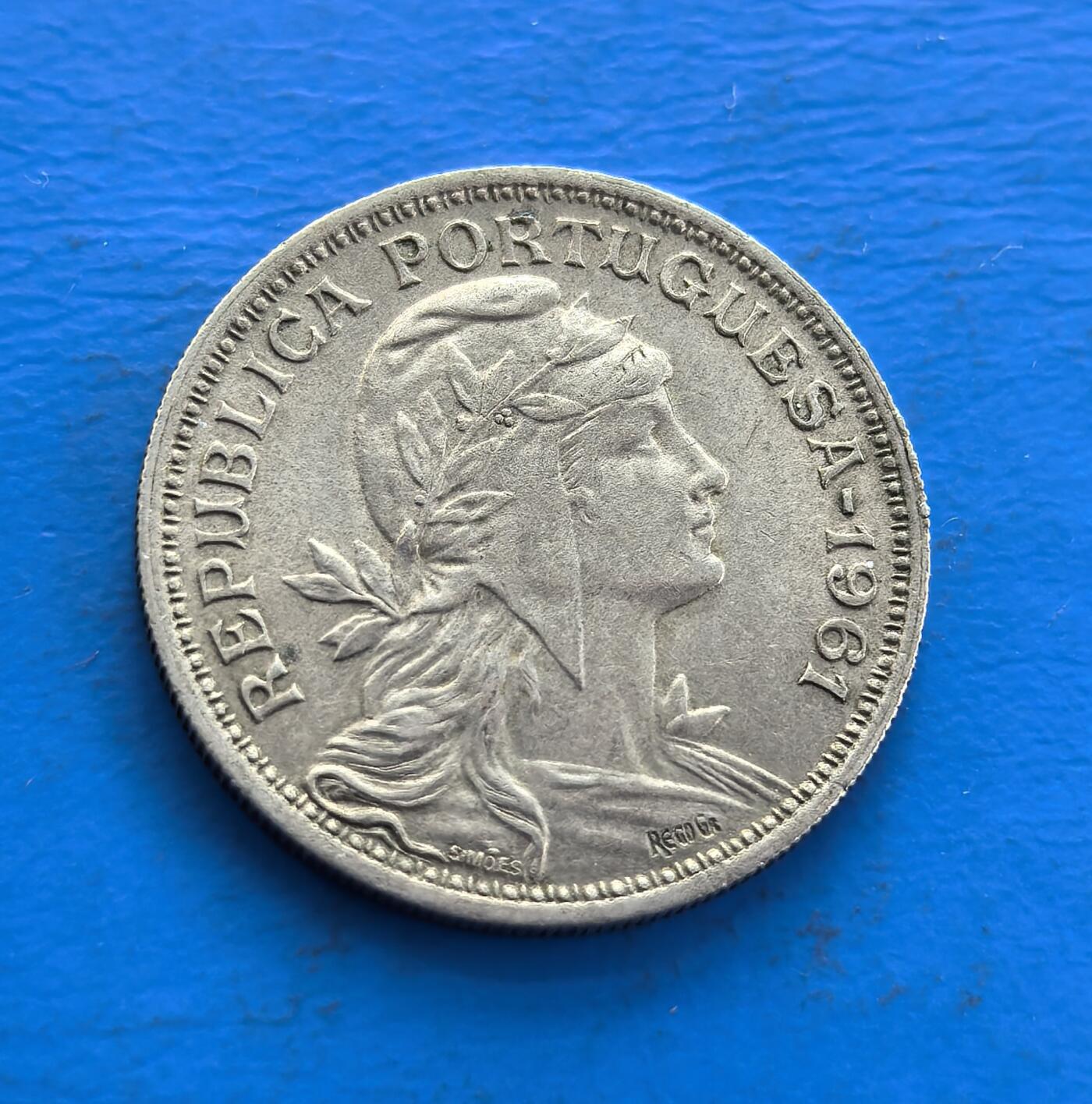 外国优质老铜币高银银币，周六九点倒数截拍，满百包邮，持续收拍 葡萄牙1961 年50 分，铸于第二共和国末期、殖民体系动摇时。正面自由女神桂冠加身（共和符号），背面国徽环饰繁花，包浆温润。见证葡政权迭代与殖民末章，设计融艺术与历史隐喻，存世因岁月渐稀，是解码南欧近代脉络、收藏共和意象的独特标的 。