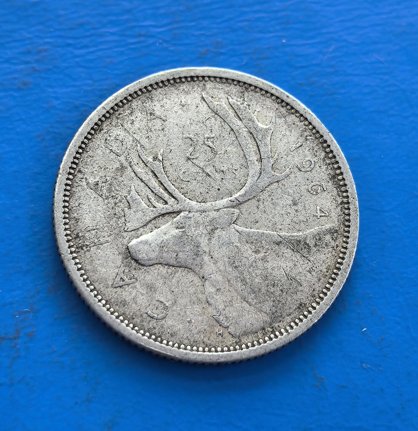 外国优质老铜币高银银币，周六九点倒数截拍，满百包邮，持续收拍 加拿大 1964 年25 分银币，正面伊丽莎白二世像（英联邦纽带象征），背面驯鹿（国家标志，雕刻生动），银质包浆藏岁月痕迹。见证加拿大货币与王室关联，融自然符号、君主制脉络，银质因流通存世渐稀，是解码加国身份、收藏英联邦银币的独特标的 。