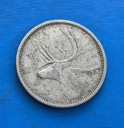 外国优质老铜币高银银币，周六九点倒数截拍，满百包邮，持续收拍 - 加拿大 1964 年25 分银币，正面伊丽莎白二世像（英联邦纽带象征），背面驯鹿（国家标志，雕刻生动），银质包浆藏岁月痕迹。见证加拿大货币与王室关联，融自然符号、君主制脉络，银质因流通存世渐稀，是解码加国身份、收藏英联邦银币的独特标的 。