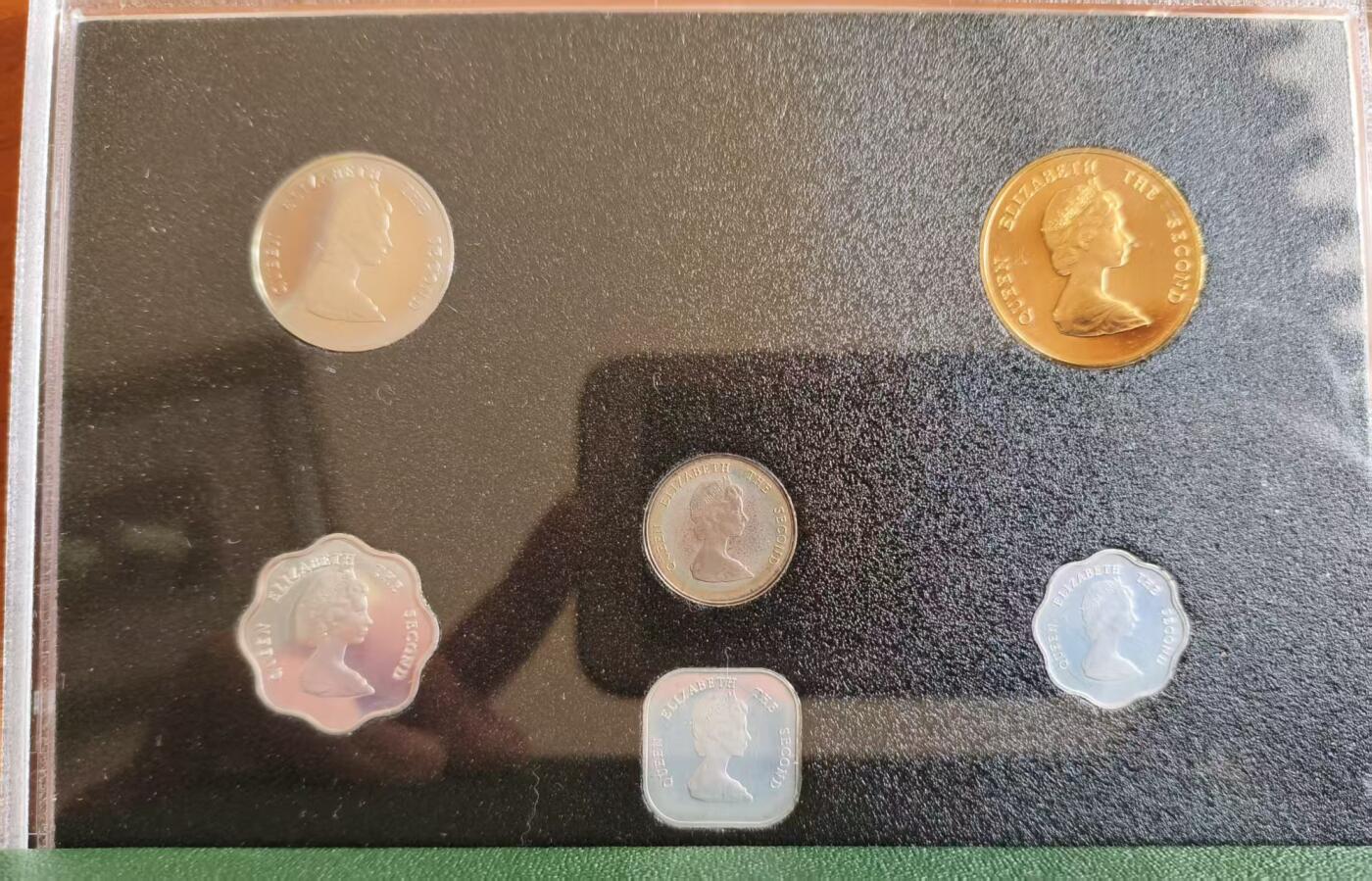 ❤️【币观天下】❤️ 第337期钱币拍卖- 2026.1.2周五晚上6点半场-长期征集拍品 加勒比地区1986年精制套币 皇家铸币厂出品，发行量2500套，这套基本都有氧化