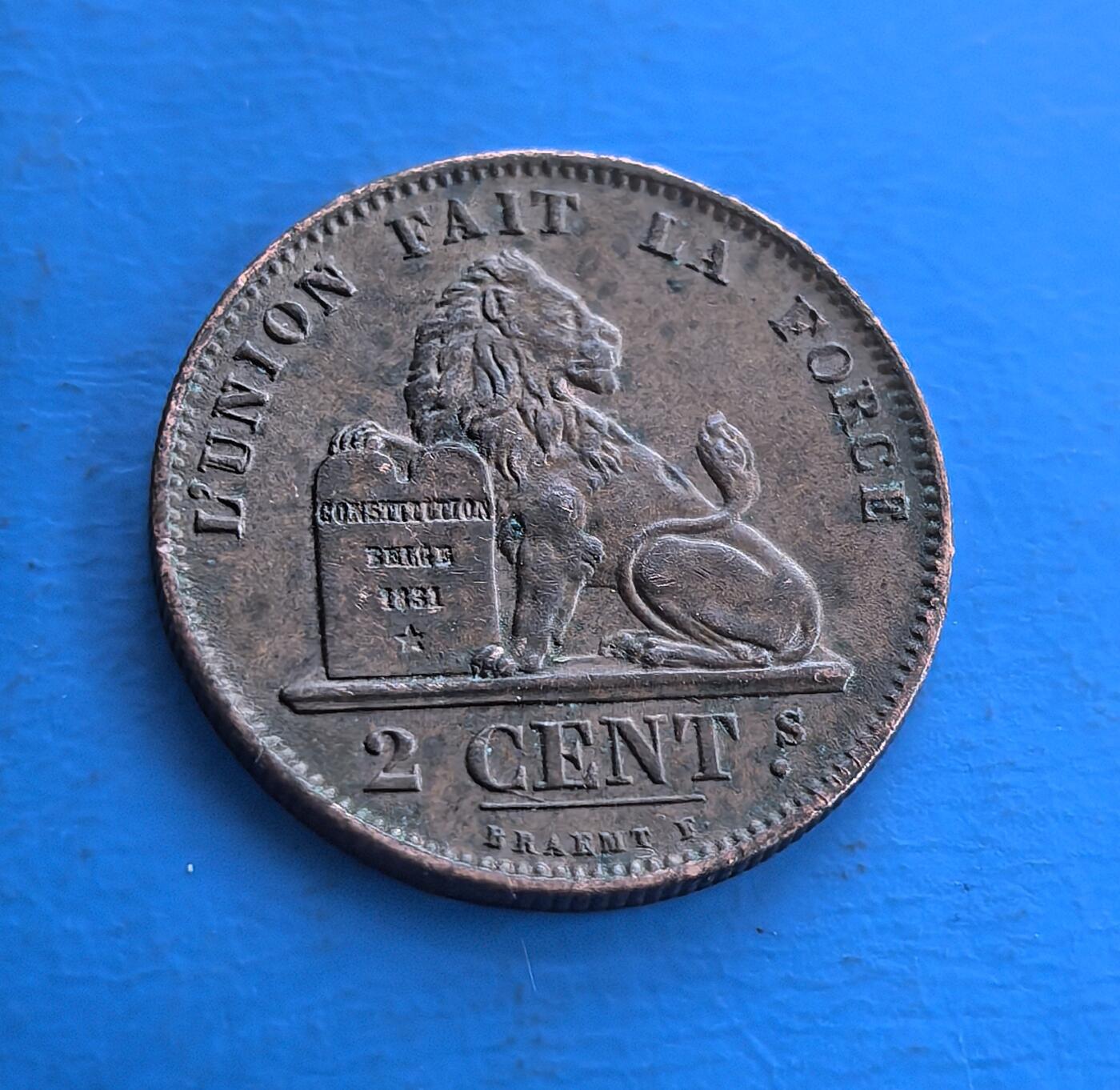 外国优质老铜币高银银币，周六九点倒数截拍，满百包邮，持续收拍 比利时1870 年 2 分铜币，正面镌利奥波德二世花押与王冠，背面狮子护宪法碑，环刻 “团结就是力量”（国家格言）。见证君主制下的国家认同，铜质包浆藏岁月痕。属早期流通币，承载国徽符号与宪政精神，是研究比利时历史、纹章文化的稀有标本，为欧陆统一脉络与君主统治收藏添独特印记 。