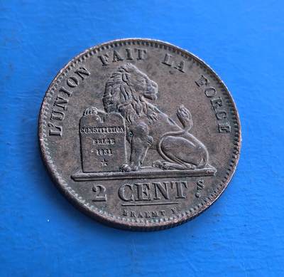 外国优质老铜币高银银币，周六九点倒数截拍，满百包邮，持续收拍 - 比利时1870 年 2 分铜币，正面镌利奥波德二世花押与王冠，背面狮子护宪法碑，环刻 “团结就是力量”（国家格言）。见证君主制下的国家认同，铜质包浆藏岁月痕。属早期流通币，承载国徽符号与宪政精神，是研究比利时历史、纹章文化的稀有标本，为欧陆统一脉络与君主统治收藏添独特印记 。