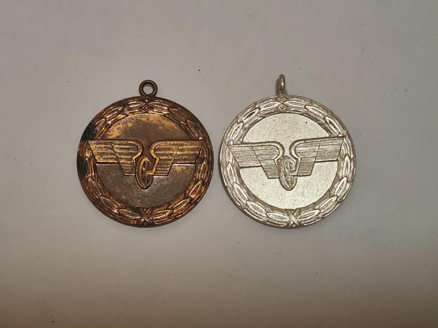 韵星假日拍卖第三十四期 -- Rimey Holidays Auction 34 民主德国邮政忠诚服务奖章铜银级章头一组