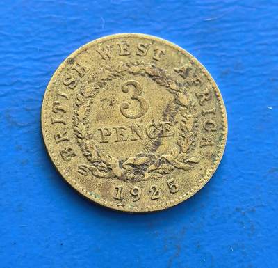 外国优质老铜币高银银币，周六九点倒数截拍，满百包邮，持续收拍 - 英属西非1925 年 3 便士铜币，铸于乔治五世时期，见证大英帝国非洲殖民史。正面国王像彰帝国权威，背面花环围面值，融殖民符号与工艺。铜币包浆载百年痕迹，非洲殖民币因地域分散存世渐稀 。属英属非洲币标本，解码西非殖民脉络，藏帝国与地域文化交织意趣，小众收藏珍贵标的 。