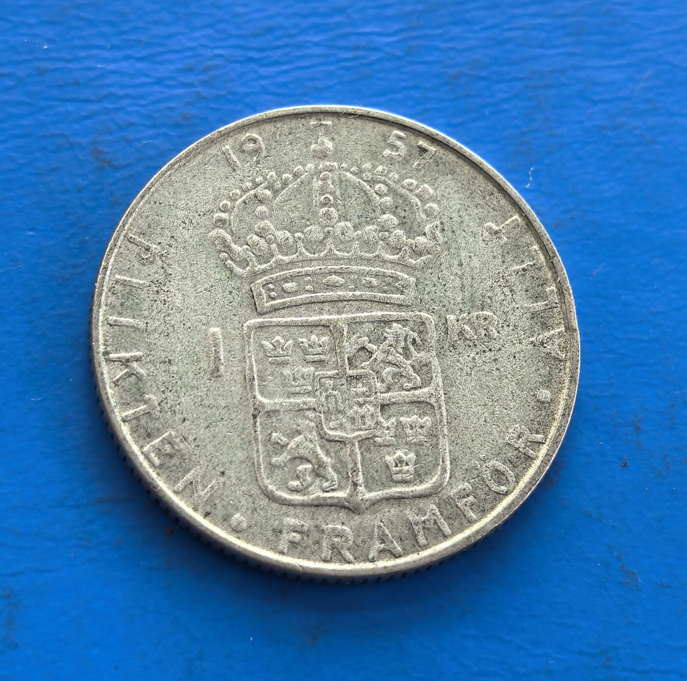 外国优质老铜币高银银币，周六九点倒数截拍，满百包邮，持续收拍 瑞典1957 年 1 克朗银币，正面刻古斯塔夫六世・阿道夫像，背面饰王室纹章，银质包浆载岁月。见证战后瑞典君主制脉络，纹章凝北欧王权符号，存世因流通渐稀。属王室币系标本，解码北欧货币文化与君主传承，小众藏中触战后历史韵味 。