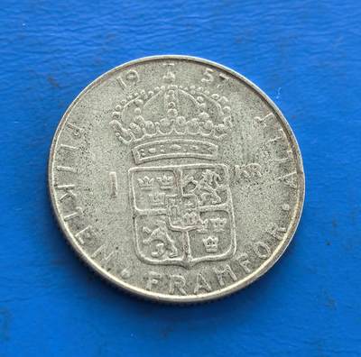 外国优质老铜币高银银币，周六九点倒数截拍，满百包邮，持续收拍 - 瑞典1957 年 1 克朗银币，正面刻古斯塔夫六世・阿道夫像，背面饰王室纹章，银质包浆载岁月。见证战后瑞典君主制脉络，纹章凝北欧王权符号，存世因流通渐稀。属王室币系标本，解码北欧货币文化与君主传承，小众藏中触战后历史韵味 。