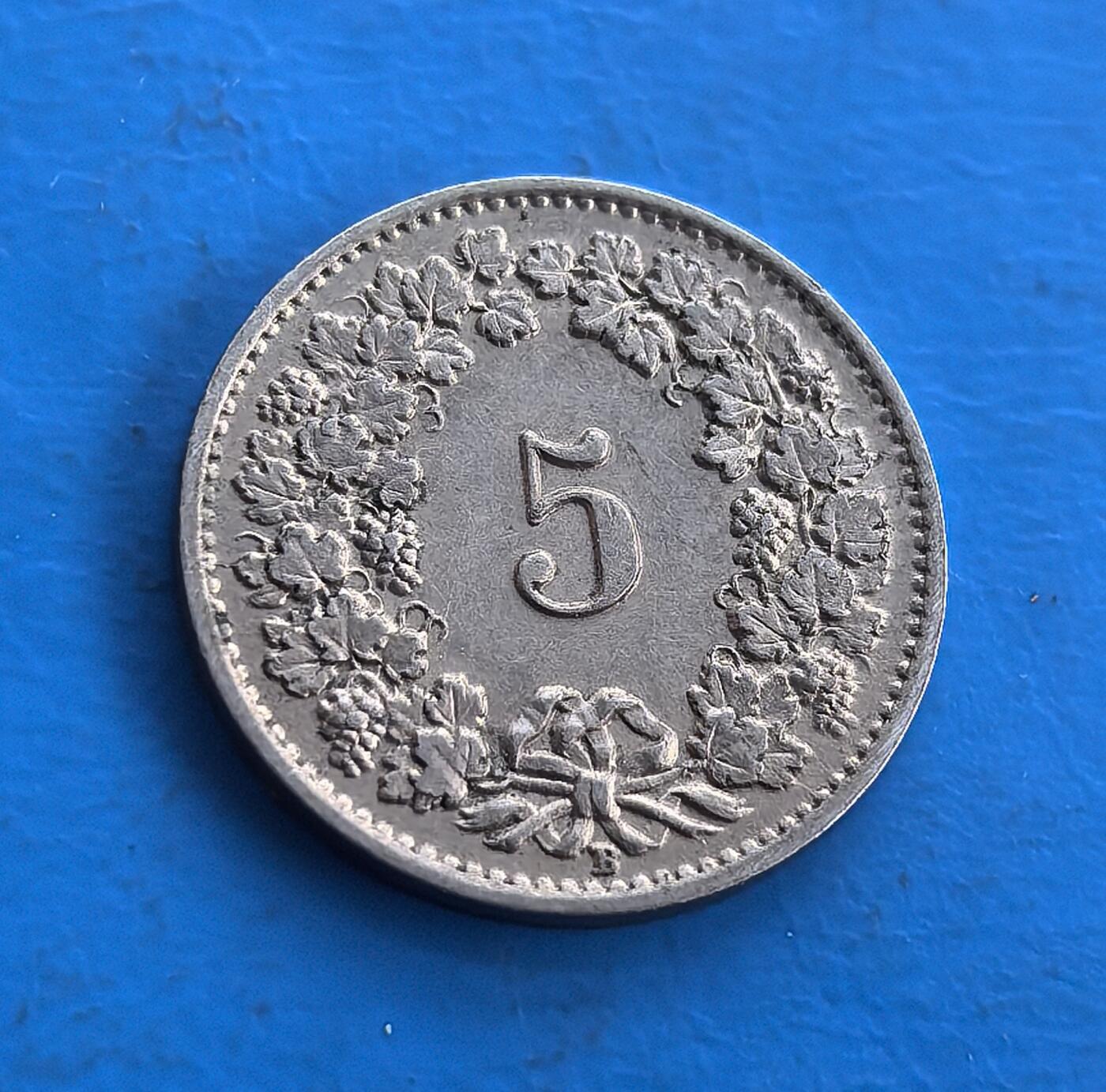 外国优质老铜币高银银币，周六九点倒数截拍，满百包邮，持续收拍 瑞士1943 年 5 分，正面镌海尔维蒂亚头像（瑞士象征），环刻 “瑞士联邦” 铭文；背面葡萄花环环绕 “5”，雕刻细腻。诞生于二战烽火，见证中立国坚守。币面存时代痕迹，属瑞士经典流通币，承载联邦文化与和平寓意，为欧洲二战货币收藏添独特标本，藏历史厚重与工艺之美 。字简述这个币的卖点