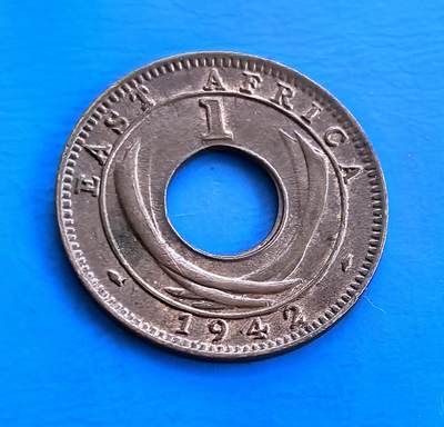 外国优质老铜币高银银币，周六九点倒数截拍，满百包邮，持续收拍 - 英属东非1942 年 1 分I版，中孔设计独特。正面刻乔治六世王冠及王室铭文，背面 “EAST AFRICA” 彰显殖民属性。诞生于二战胶着期，见证英属东非历史与战争脉络，包浆凝岁月痕迹。作为非洲殖民币小众品类，独特形制 + 战争背景，解码英帝国殖民遗产，收藏兼具历史厚重与设计意趣 。
